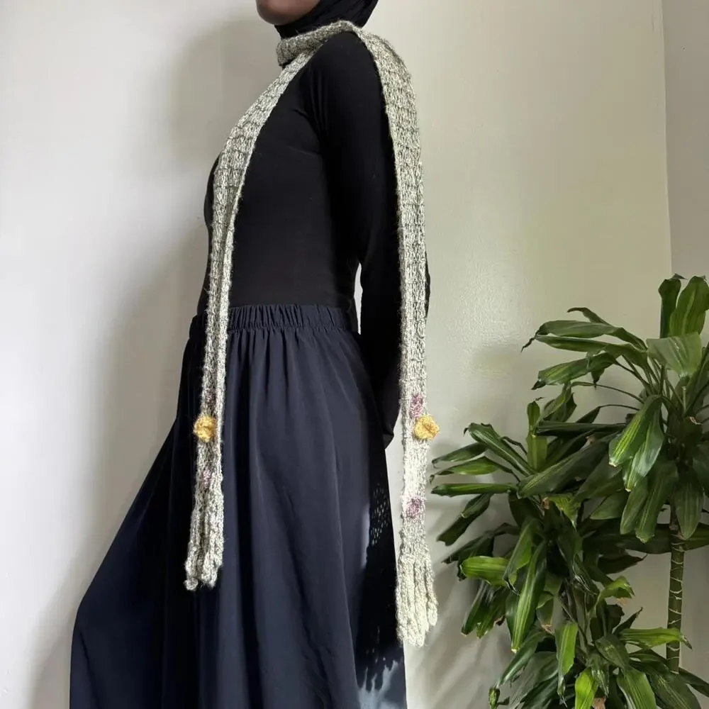 Vintage knit fringe scarf with floral‎ details